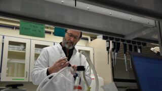 Researcher Kenneth Norman, PhD works in his lab